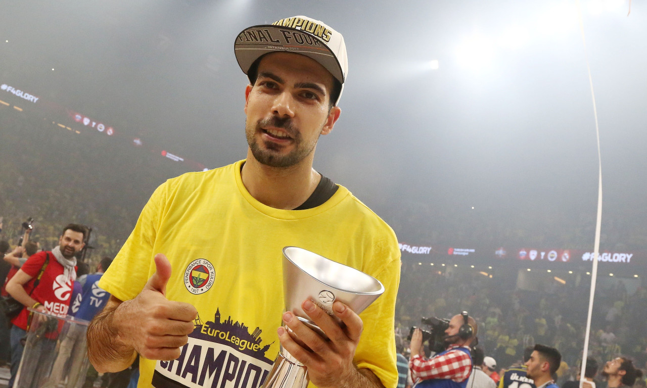 Ανανέωσε με Φενέρ ο Σλούκας