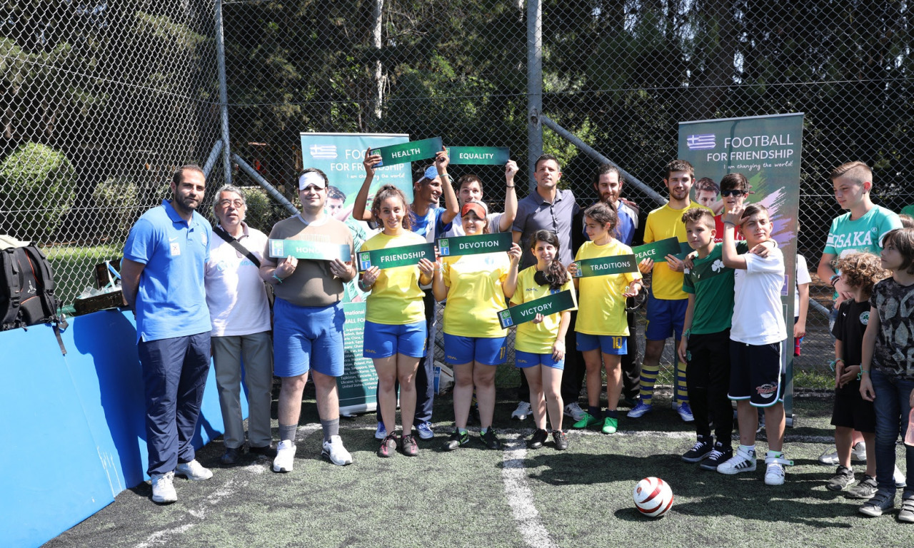 Football for Friendship: Ο Τάκης Φύσσας και οι δύο πρεσβευτές δίπλα στο Σωματείο ΑΜΕΑ «Κεραυνός»
