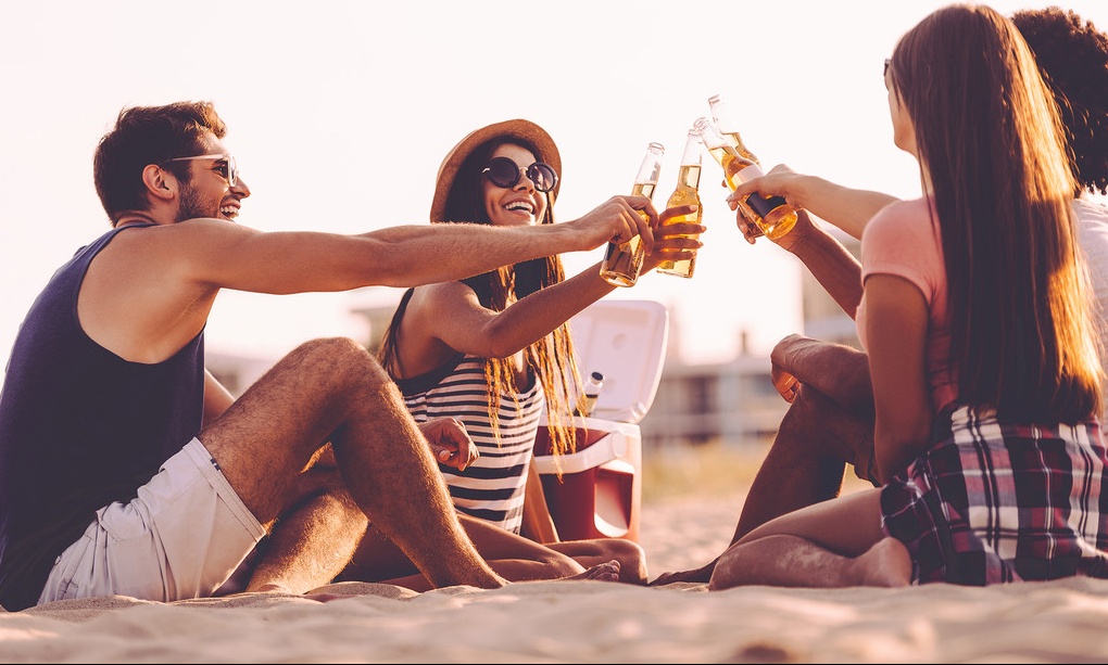3 τρόποι για να κρατήσεις τις μπύρες σου παγωμένες στην παραλία!