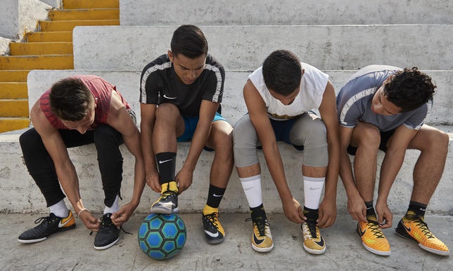 Δέσε τα κορδόνια σου και αφέσου στο νέο Football Colorway της Nike