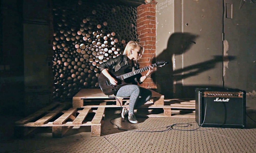 Αυτή είναι η καταπληκτική πιτσιρίκα που έχει ρίξει το ίντερνετ παίζοντας Metallica στην κιθάρα