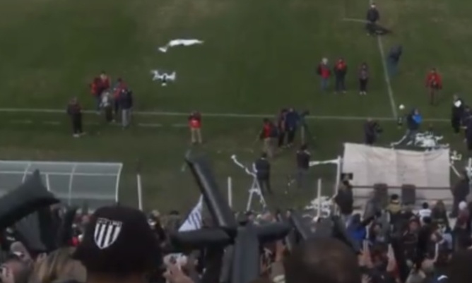 ΕΠΟΣ: Φίλαθλοι έριξαν drone με μυθική... βολή πριν τη σέντρα! (vid)