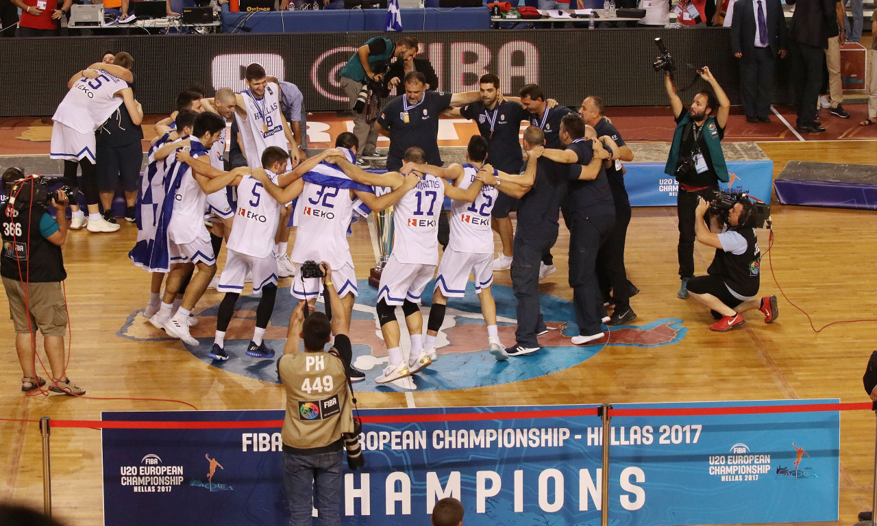 To σηκώσαν το… τιμημένο και χόρεψαν συρτάκι! (photos+video)