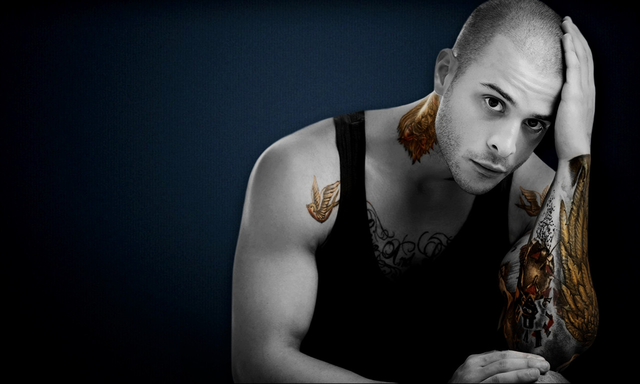 Το αγόρι του Rising Star με τα τατουάζ μόλις κυκλοφόρησε το πρώτο του τραγούδι