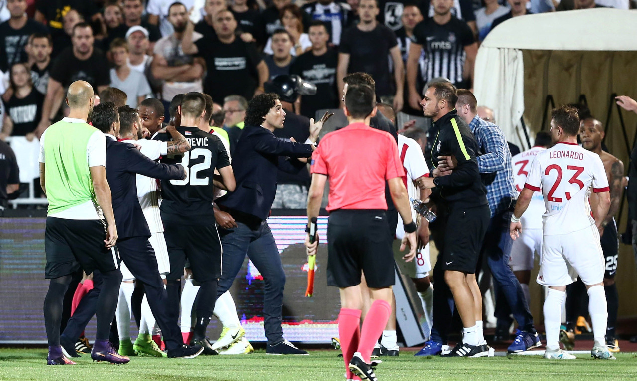 Παρτιζάν - Ολυμπιακός: Η βροχή αντικειμένων από άλλες… γωνίες!