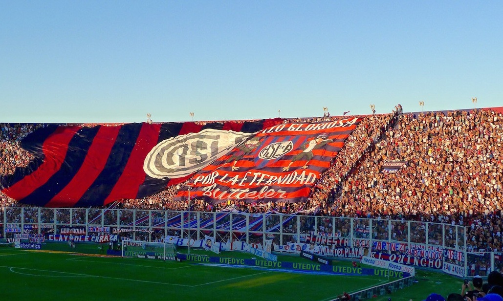 Οι οπαδοί της Σαν Λορέντζο τραγούδουν σύνθημα σε ρυθμό Despacito