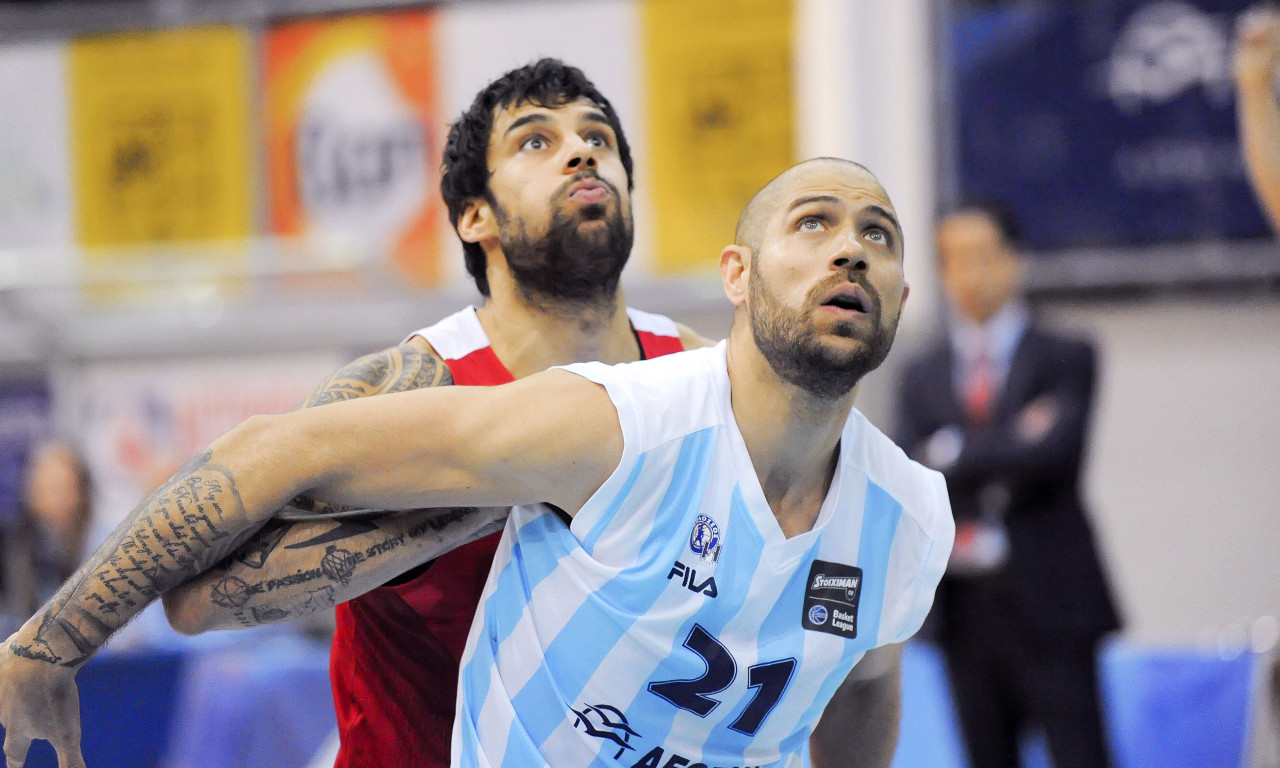 Επικό μουστάκι και προκλητική πρόσκληση από Βασιλόπουλο