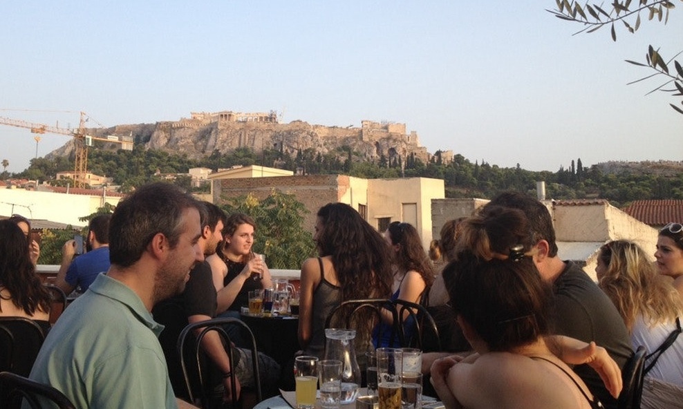 Η καλύτερη ταράτσα στο Κέντρο της Αθήνας για να πιεις ποτό με θέα την Ακρόπολη!