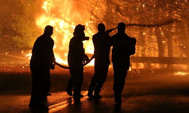 Πύρινος όλεθρος σε Βαρνάβα, Καπανδρίτι και Κάλαμο: Η φωτιά δεν αφήνει τίποτα όρθιο