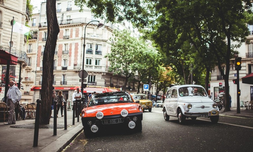 Οι δρόμοι στο Παρίσι πλημύρισαν με εκατοντάδες κλασικά αμάξια