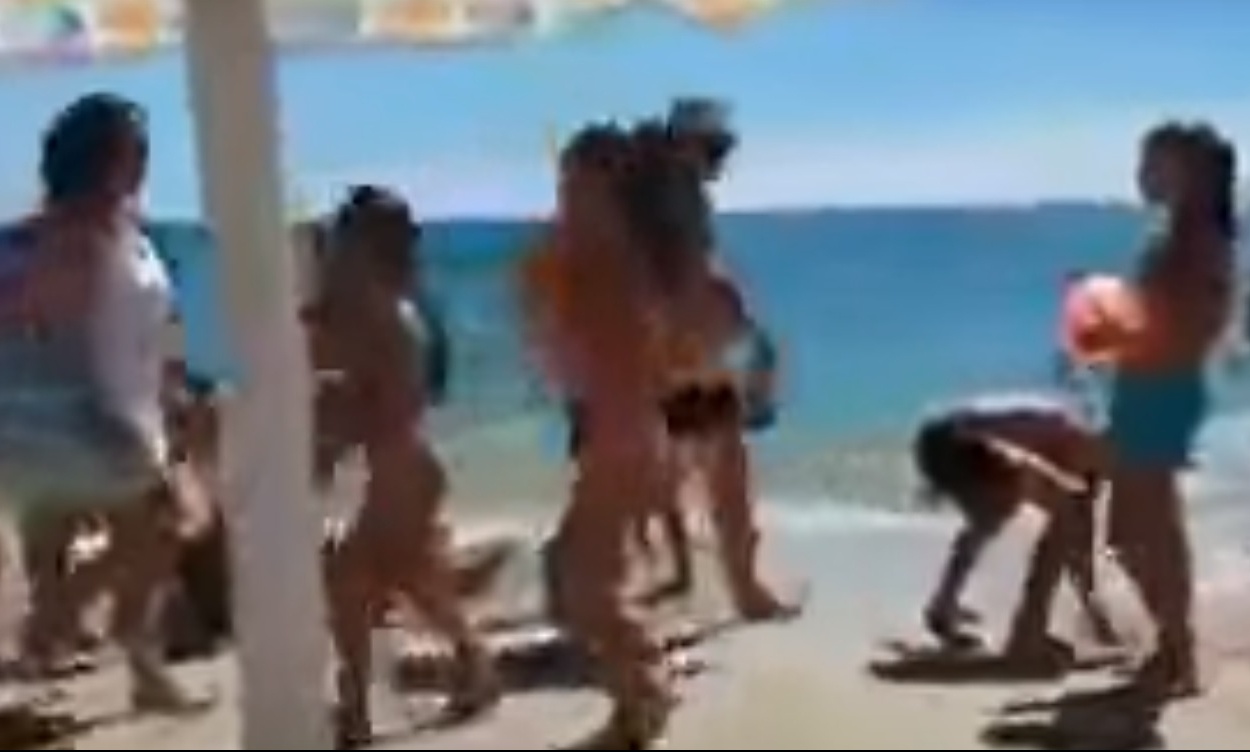 Επικό: Δείτε πως υποδέχθηκαν Ιταλοί λουόμενοι οπαδό της Γιουβέντους στην παραλία