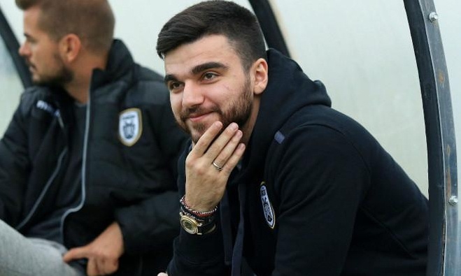 Βίντεο: Ο Γιώργος Σαββίδης τραγουδάει συνθήματα του ΠΑΟΚ έξω από το «Βικελίδης»