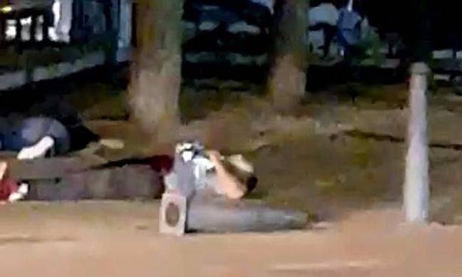 Bίντεο-Σοκ - Επίθεση Ισπανία: Η στιγμή που ήρωας αστυνομικός σκοτώνει μόνος του τέσσερις τρομοκράτες