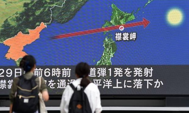 Σειρήνες πολέμου: Ο Κιμ Γιονγκ Ουν εκτόξευσε πύραυλο κατά της Ιαπωνίας (Pics+Vids)