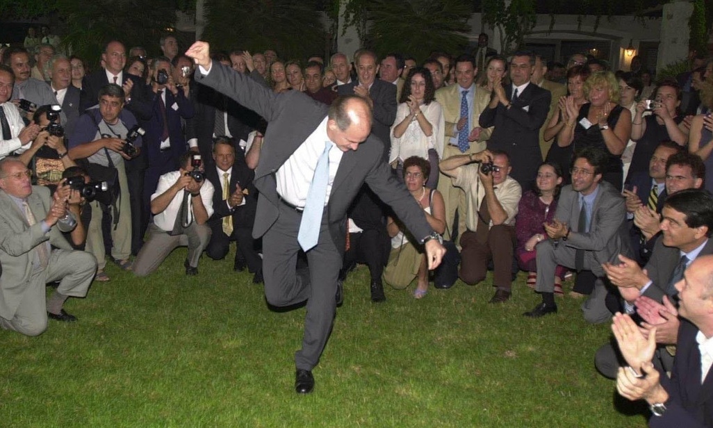 10 τραγούδια φουλ ΠΑΣΟΚ για να γιορτάσουμε σωστά την 3η Σεπτεμβρίου