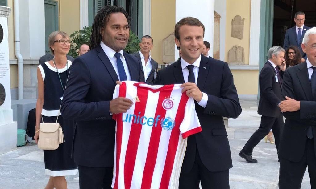 Ολυμπιακός: Με «ερυθρόλευκη» φανέλα ο Μακρόν! (photo)