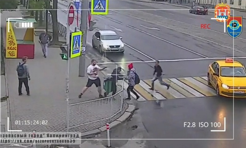 Ταξιτζής πήγε να ζητήσει τα… ρέστα και έφαγε το ξύλο της αρκούδας (vid)