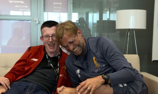 Ραγίζει καρδιές! Συγκινητική κίνηση Κλοπ σε παιδί με νοητική στέρηση! (vid)