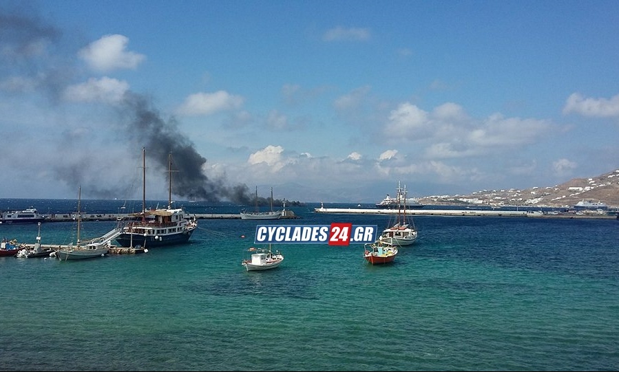 Ανατριχιαστικό βίντεο! Φωτιά σε σκάφος στην Μύκονο – Βούτηξε στη θάλασσα να σωθεί το πλήρωμα (video)