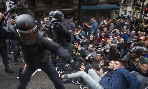 Δημοψήφισμα Καταλονία: «Μάχες» σώμα με σώμα ανάμεσα σε πολίτες και αστυνομικούς! (pic+vids)