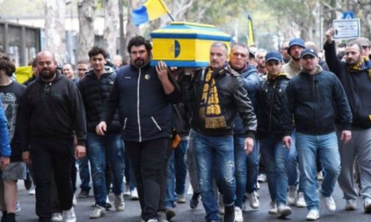 Επικό! Οπαδοί της Μόντενα έκαναν… κηδεία της ομάδας τους! (video)