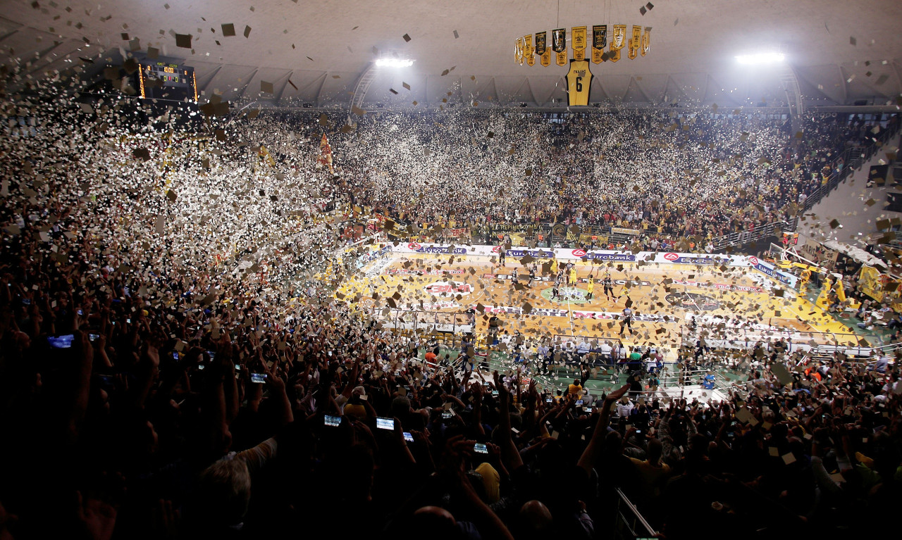 Πανικός στο Αλεξάνδρειο και αποθέωση Γιαννάκη (vid)