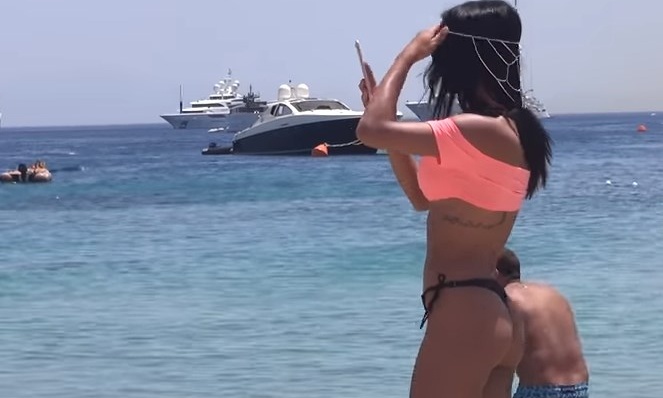 Κόλαση! Μελαχρινό με καυτό στρινγκ απογείωσε τη Μύκονο!