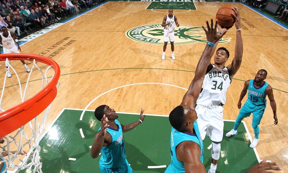 NBA: Συνεχίζει τα… όργια και γράφει ιστορία ο Αντετοκούνμπο! (video)
