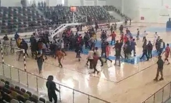 Απίστευτο ξύλο σε σχολικό αγώνα μπάσκετ (vid)