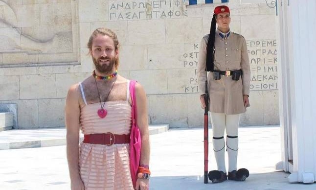 Η ομοφυλοφιλία, η αυτογελοιοποίηση και το «αυτό» που αποκαλείται Jason - Αντιγόνη...