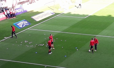 Ολυμπιακός - Πλατανιάς: Οπαδοί πέταξαν ρούβλια στους Κρητικούς! (video)