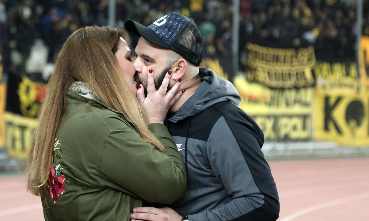ΑΕΚ-ΠΑΟΚ: Μετά τα επεισόδια, πρόταση γάμου στο ΟΑΚΑ! (pics)