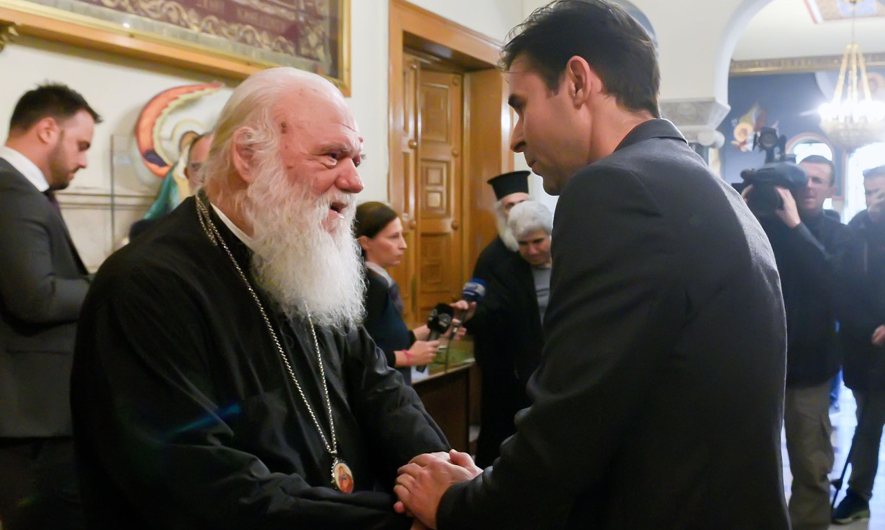 Tσιάρτας: «Η σημαία της Ελλάδας δεν είναι χαρτομάντηλο» (pics)