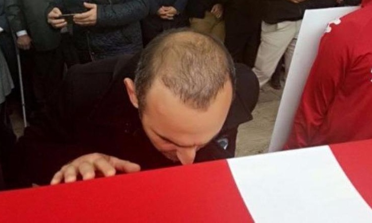 Συγκινητικές στιγμές στην κηδεία του Ναϊμ Σουλεϊμάνογλου με τον Βαλέριο Λεωνίδη (vid)