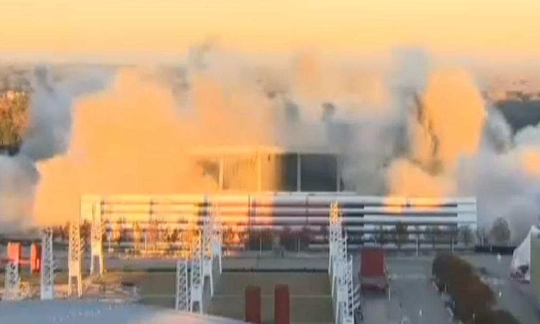 Το τρομερό βίντεο με την εντυπωσιακή κατεδάφιση γηπέδου ποδοσφαίρου (vid+pic)