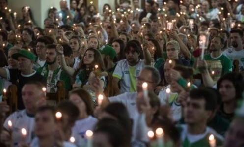 Σαπεκοένσε: Συγκινητική συγκέντρωση για την τραγωδία (photos+video)