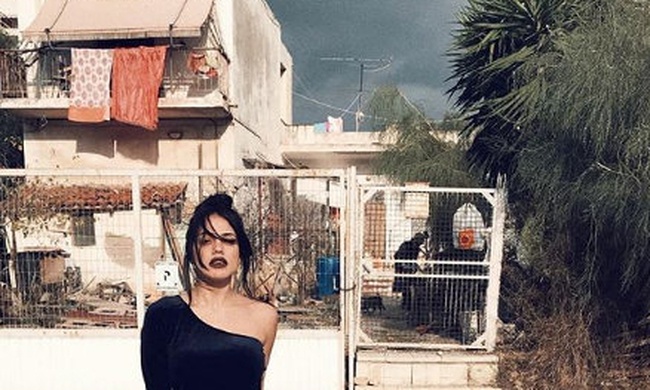 Σάλος με τα «κλικ» της Κόνυ Μεταξά σε φτωχογειτονιά