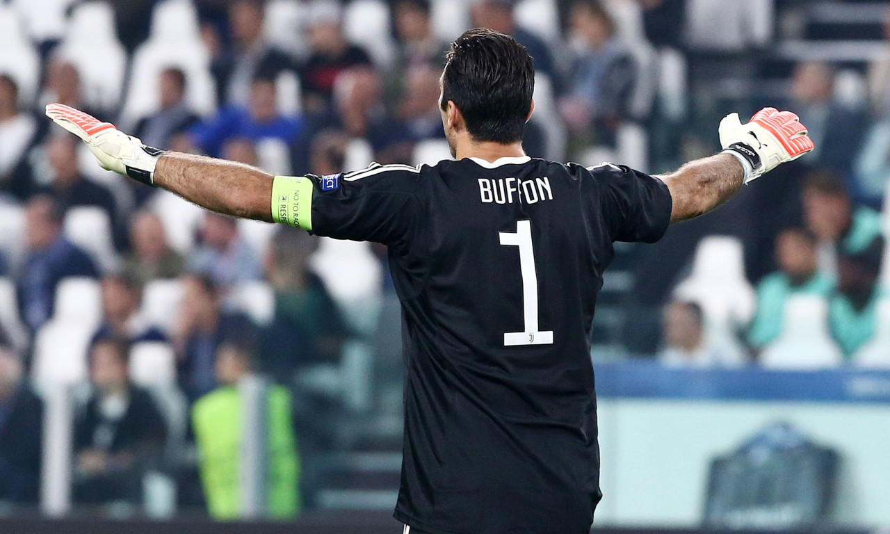 Ολυμπιακός: Ο Θεοδωρίδης βραβεύει τον Μπουφόν