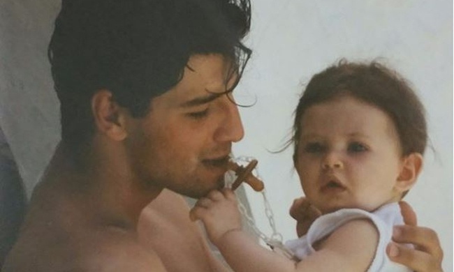 Πόζαρε μερικά χρόνια πριν στην αγκαλιά του Σάκη Ρουβά η κόρη της..