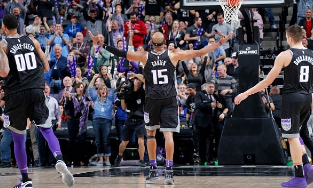 Ο Βινς Κάρτερ θυμήθηκε τα... νιάτα του και «ταπείνωσε» τον ΛεΜπρόν (videos)