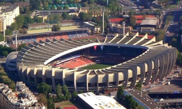 Δεν πάει το μυαλό σας! Τα πιο περίεργα πράγματα που έχουν πεταχτεί σε αγωνιστικό χώρο (video)