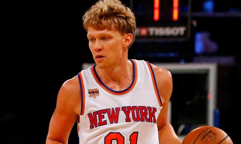 «Βόμβα» Αρμάνι με Κουζμίνσκας (video)