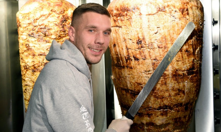 Ο Ποντόλσκι άνοιξε κατάστημα με κεμπάπ στην Κολωνία! (photos)