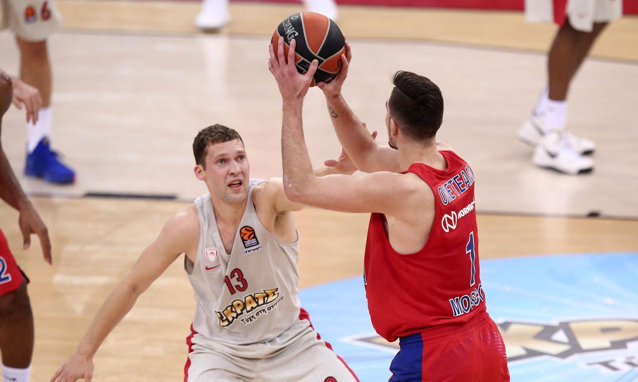 Ολυμπιακός: Με 13 παίκτες στη Βιτόρια – Αγωνία για Στρέλνιεκς