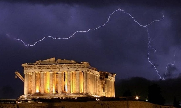 Καιρός: Η απίστευτη φωτογραφία από την Αθήνα την ώρα που ο «Θησέας» σκέπαζε την πρωτεύουσα