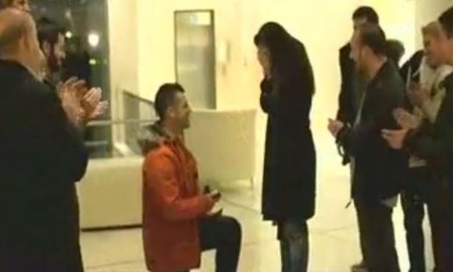 Survivor 2-Πρεμιέρα: Τα τρυφερά φιλιά του Παρθένη στη σύντροφό του, μία πρόταση γάμου και...