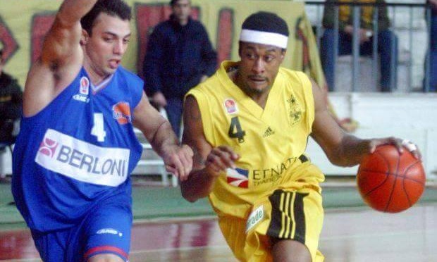 Μπασκετμπολίστας… μελισσοκόμος! (photos)