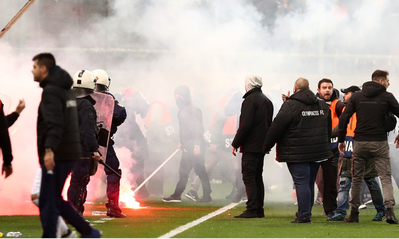 Καρέ-καρέ η εισβολή των οπαδών στο φινάλε του ντέρμπι Ολυμπιακός-ΑΕΚ (photos)