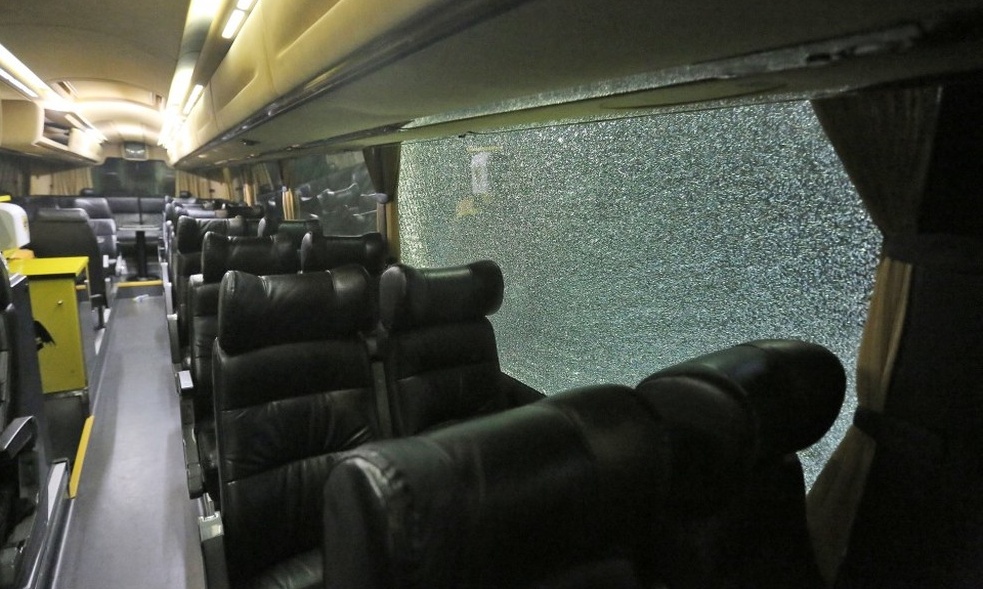 Επίθεση στο πούλμαν της ΑΕΚ! (photos)