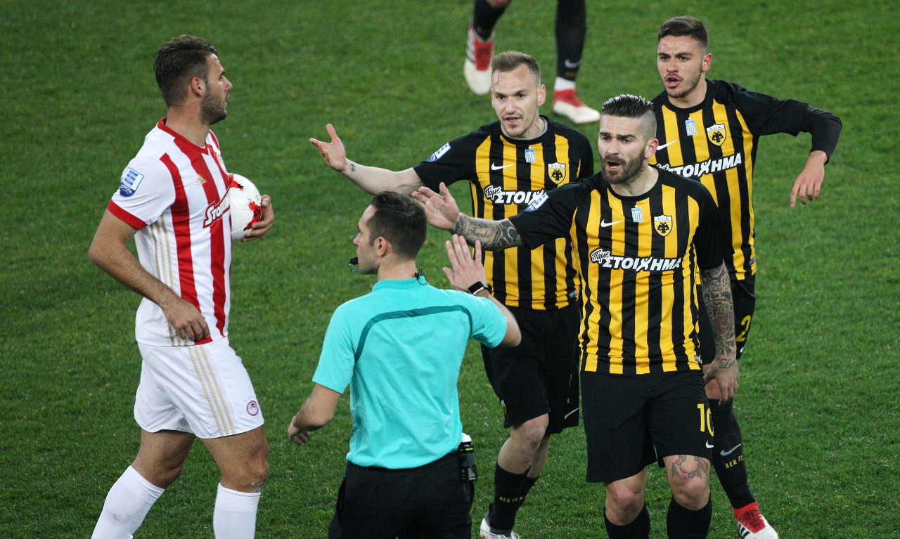 «Εγκλωβισμένοι» στα αποδυτήρια οι παίκτες της ΑΕΚ!